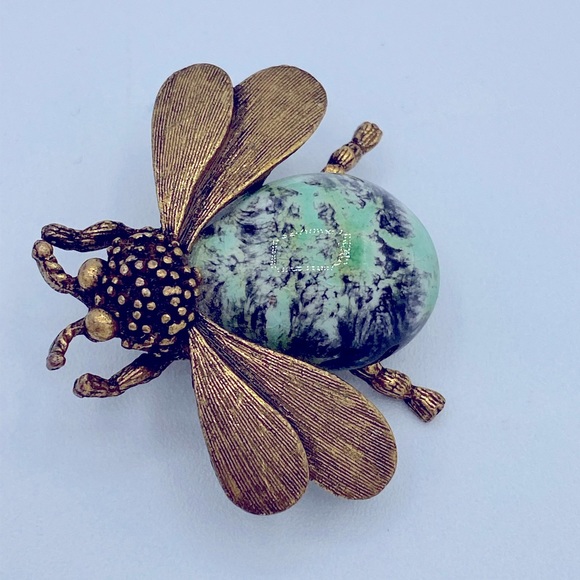 None Jewelry - An Antique Gold Tone Bee  With A With A aqua Green And Blackish Stripe Body Pin